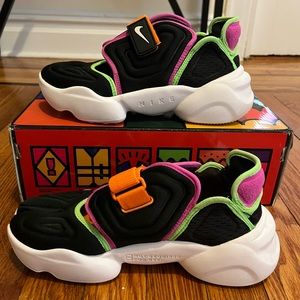 Nike Aquarift  womens sz 8 blk/wt/pk
